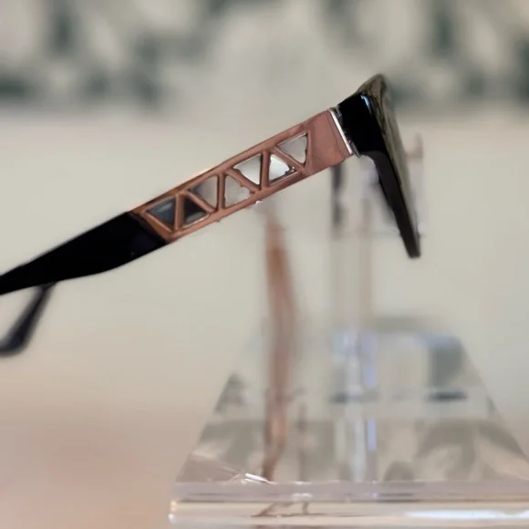 GUESS VIRAL Black Sunglasses with Removable Charms NWT & Dusties - Picture 7 of 10